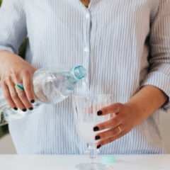 ミネラルウォーターやお酒の味がグラスで変わる！？