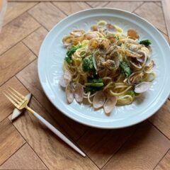 パスタ皿プレート＜青磁彫刻模様＞