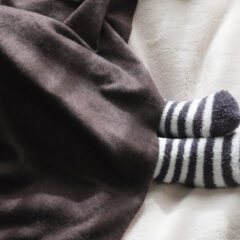 足元の寒さ対策、ルームシューズとブランケット